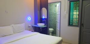 Ein Bett oder Betten in einem Zimmer der Unterkunft Thapae Gate Lodge
