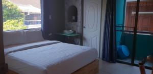 Ein Bett oder Betten in einem Zimmer der Unterkunft Thapae Gate Lodge
