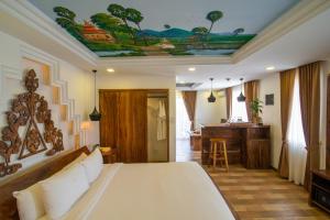 una camera con letto e scrivania di Les Bambous Village a Siem Reap