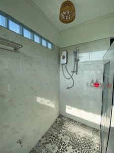 uma casa de banho com um chuveiro e uma porta de vidro em Bang Mee Homestay Koh Yao Noi em Ko Yao Noi