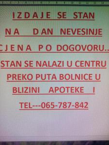 un signo con los nombres de las diferentes lenguas en Nevesinje centar Apartman, en Nevesinje