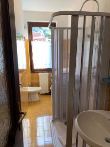 Koupelna v ubytování Bilocale Sorgente + 3 fotografie