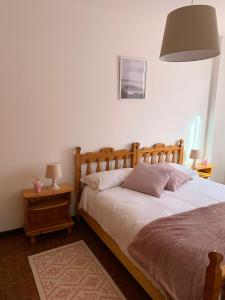 - une chambre avec un lit et une lampe sur une table dans l'établissement Bilocale Sorgente, à Ponte di Legno