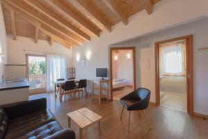 un soggiorno con divano e tavolo di Residence-Garni Haus Tschenett a Prato allo Stelvio