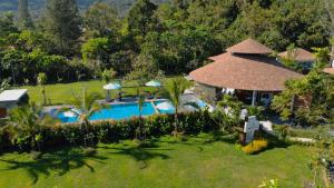 una vista aérea de un complejo con piscina en Aonang Eco Villa - SHA Extra Plus, en Ao Nang Beach