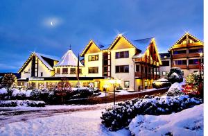 ein großes Gebäude mit Schnee davor in der Unterkunft Hotel Freund - Privathotels Dr Lohbeck in Oberorke
