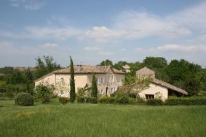 una casa vieja en medio de un campo en Puechblanc Gîtes et Chambre d'hôte dans le Triangle d'or Gaillac-Albi-Cordes sur Ciel en Fayssac