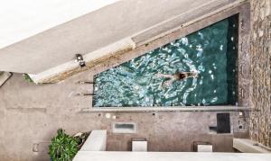 Výhled na bazén z ubytování Art Suites Korai nebo okolí