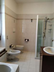 LimanaにあるAgriturismo Antica Pieveのバスルーム(トイレ、洗面台、シャワー付)