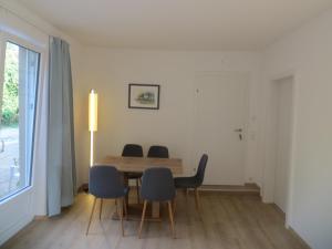 een eetkamer met een tafel en stoelen en een raam bij City Apartment Amadeus in Salzburg