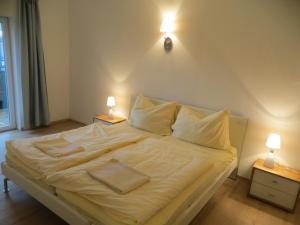A bed or beds in a room at City Apartment Amadeus