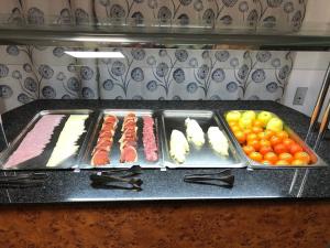 恩坎普的住宿－HOTEL GRIU，自助餐,在柜台上供应不同类型的食物
