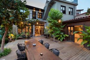 eine Terrasse mit Holztisch und Stühlen in der Unterkunft Casa Sur Antalya in Antalya