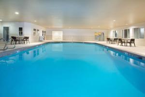 a large swimming pool in a hotel room at Holiday Inn Express Salt Lake City Downtown, an IHG Hotel in Salt Lake City