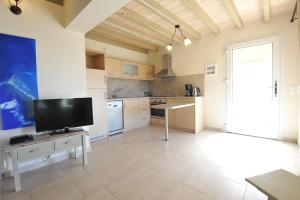 Kuchyň nebo kuchyňský kout v ubytování Villa Theodora View Apartments Zeys + 14 fotografií