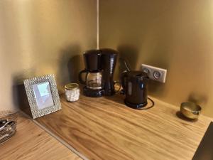 Принадлежности для чая и кофе в Le Mangin - Studio avec terrasse
