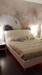 Posteľ alebo postele v izbe v ubytovaní RAJA ROOMS