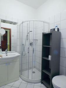ポルト・ヴァルトラヴァーリアにあるMonte Sole IIのバスルーム(シャワー、トイレ、シンク付)
