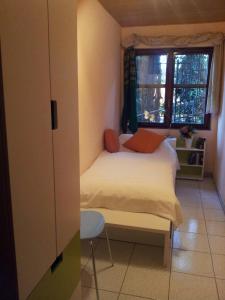 ポルト・ヴァルトラヴァーリアにあるMonte Sole IIの小さなベッドルーム(ベッド1台、窓付)