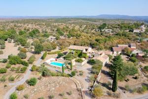 een luchtzicht op een huis met een zwembad bij Gîte le MAGNAN, 55 m2, havre de paix, terrasse, jardin, piscine chauffée, sud Ardèche in Joyeuse