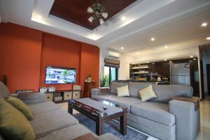 un soggiorno con 2 divani e una TV di Resona Pool Villa by Aonanta Group ad Ao Nam Mao