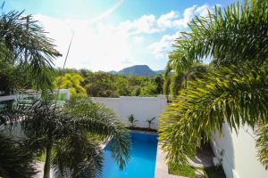 basen w ogrodzie z palmami w obiekcie Resona Pool Villa by Aonanta Group w mieście Ao Nam Mao