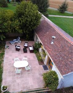 z widokiem na patio ze stołem i krzesłami w obiekcie Gîte proche de Giverny w mieście Saint-Aquilin-de-Pacy