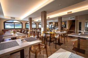- un restaurant avec des tables et des chaises dans une salle dans l'établissement Residence Terme Di Sorano, à Sorano