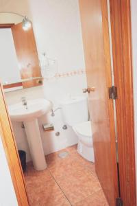 bagno con lavandino e servizi igienici di Montecarlo Apartamento40 a Puerto Rico de Gran Canaria