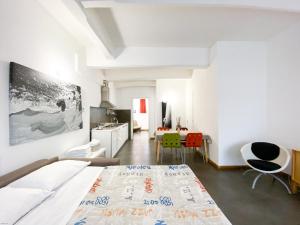 ein Wohnzimmer mit einem Bett und eine Küche in der Unterkunft casa dolce casa in Rom