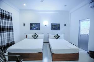 Letto o letti in una camera di Sunstar Nilaveli