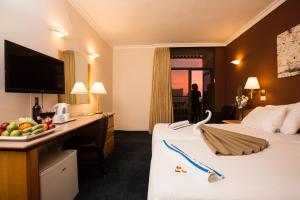 Postel nebo postele na pokoji v ubytování Jerusalem Gardens Hotel