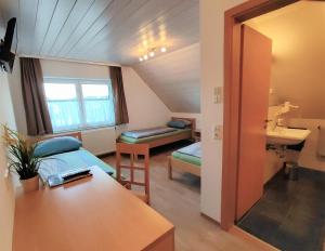Postel nebo postele na pokoji v ubytování BodenSEE Haus am Geissbock