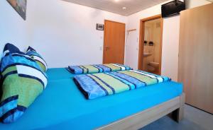 Postel nebo postele na pokoji v ubytování BodenSEE Haus am Geissbock