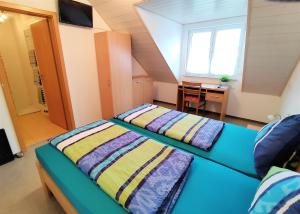 Postel nebo postele na pokoji v ubytování BodenSEE Haus am Geissbock