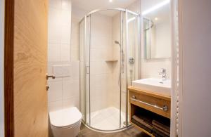 Koupelna v ubytování OLYMPIA Privathotel Garni + 37 fotografií