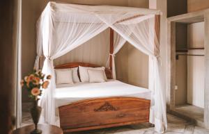 A bed or beds in a room at Villa Balapitiya Beach 