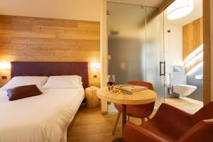 Łóżko lub łóżka w pokoju w obiekcie Hotel Petit Tournalin