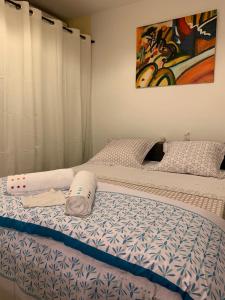 A bed or beds in a room at Au Bonheur des vacances, Calme & Détente, Chez Hôtes