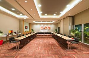纳威孟买ibis Navi Mumbai - An Accor Brand的一间有桌椅的大会议室