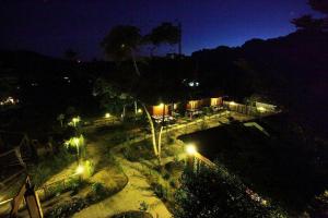 Um jardim no exterior de PP Red Tuna Hut