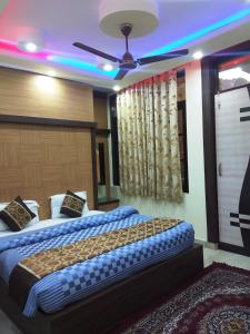 1 Schlafzimmer mit 2 Betten und einem Deckenventilator in der Unterkunft Hotel Nature's View in Dharamshala