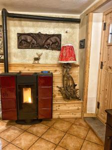 プレ・サン・ディディエにあるLe Grenier de Olga e Marioの暖炉とランプ付きのリビングルーム