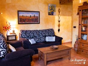 sala de estar con sofá y mesa de centro en Alqueria del Hoyo, en Cañada del Hoyo