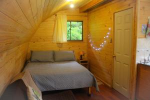 Eco Cabañas Wanderlust tesisinde bir odada yatak veya yataklar