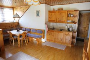 eine Küche mit einem Tisch und einem Esszimmer in der Unterkunft Landhaus Unterköfler in Arriach