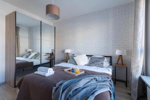 Posteľ alebo postele v izbe v ubytovaní P&O Apartments Służewiec