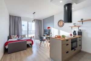 Kuchyňa alebo kuchynka v ubytovaní P&O Apartments Służewiec