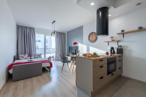 Kuchyňa alebo kuchynka v ubytovaní P&O Apartments Służewiec