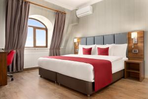 Postel nebo postele na pokoji v ubytování Ramada by Wyndham Van